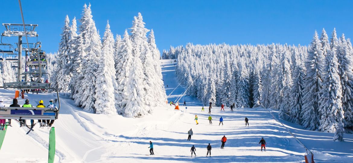 Panorama,Of,Ski,Resort,,Slope,,People,On,The,Ski,Lift,