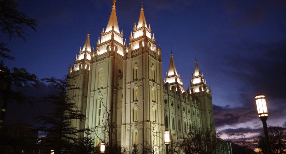 Lds,Temple,At,Salt,Lake,City,,Utah,Illuminated,At,Dusk