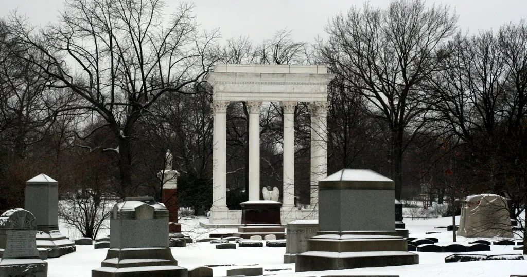 Prowling for Coyotes in Chicago’s Graceland Cemetery
